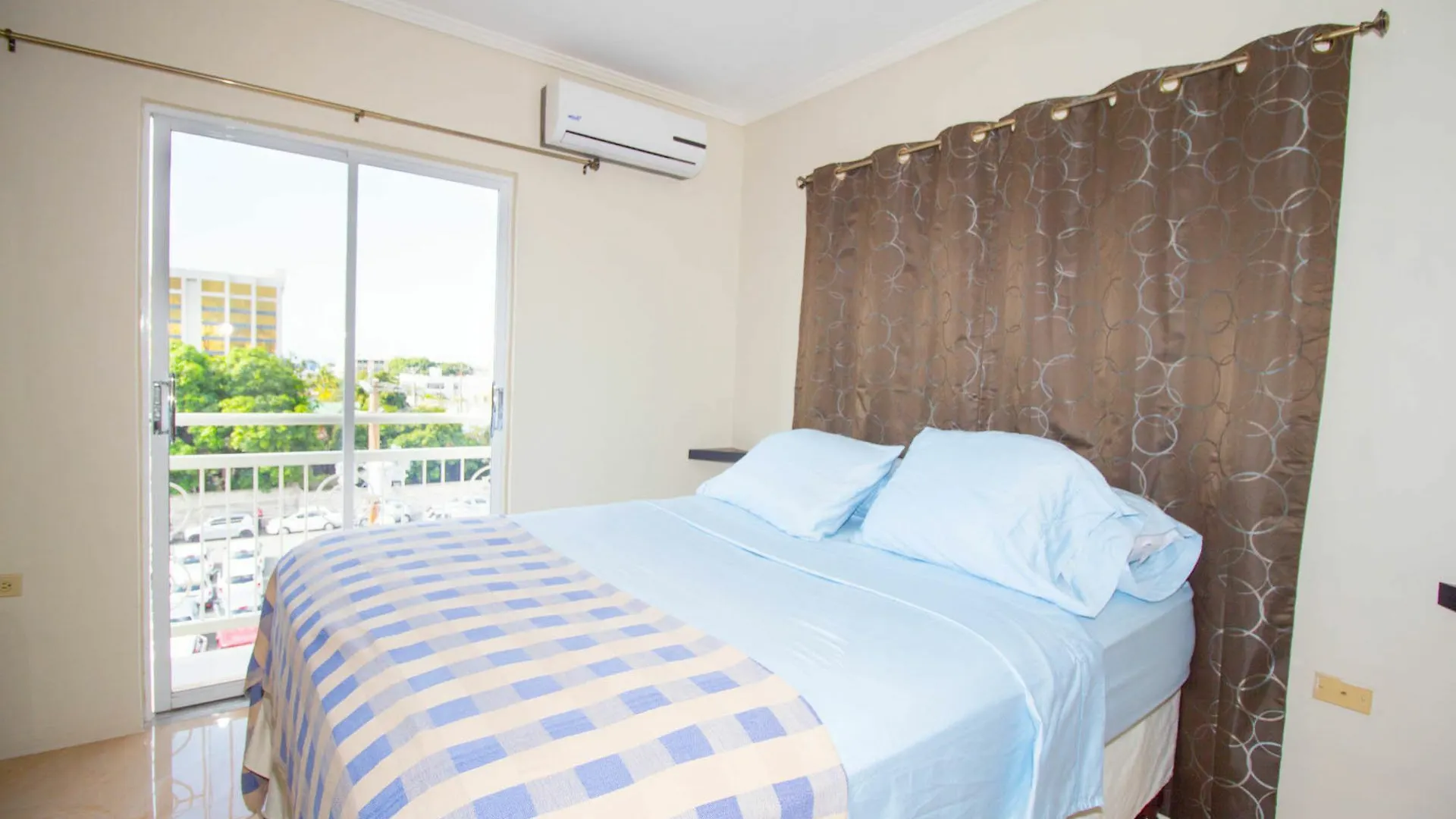 The Bailey'S New Kingston Suites Apartment